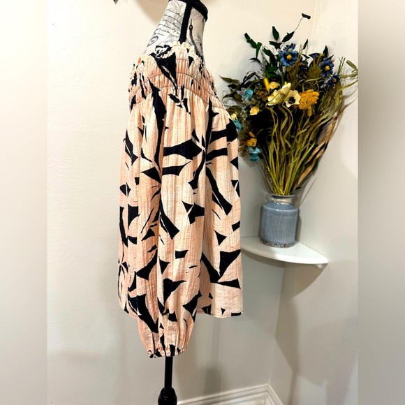 H&M Black & Pink Relaxed Smocked 3/4 Sleeve Blouse size Medium - Picture 2 of 7